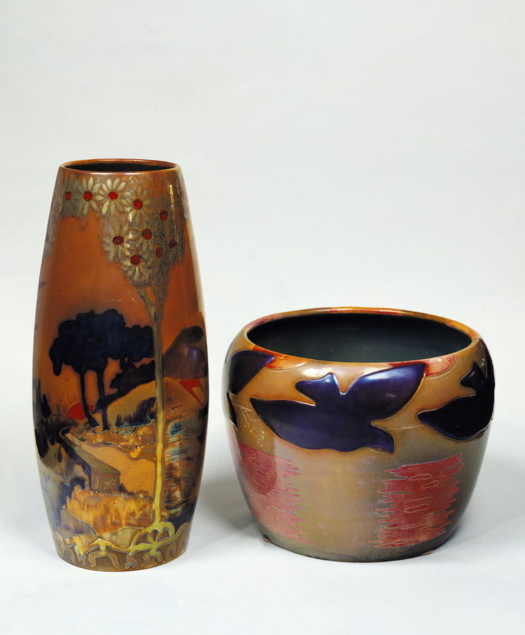 Emile_Galle_-_Cameo_glass_vases_with_glo.jpg