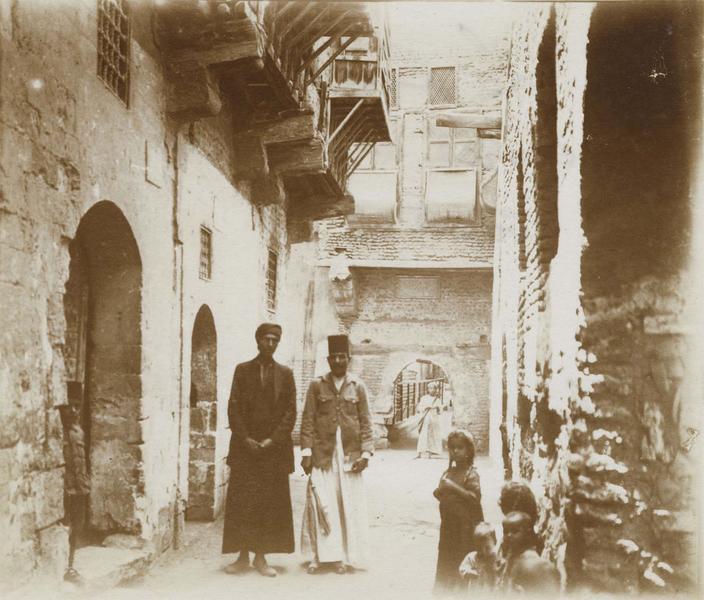 Entrée_du_quartier_copte,_deux_Egyptiens_posant_-_Le_Caire_-.jpg