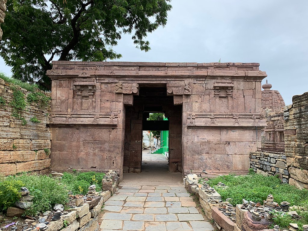 Entrance,_Navabrahma_temples_site,_Alampur,_Telangana_-_02.jpg