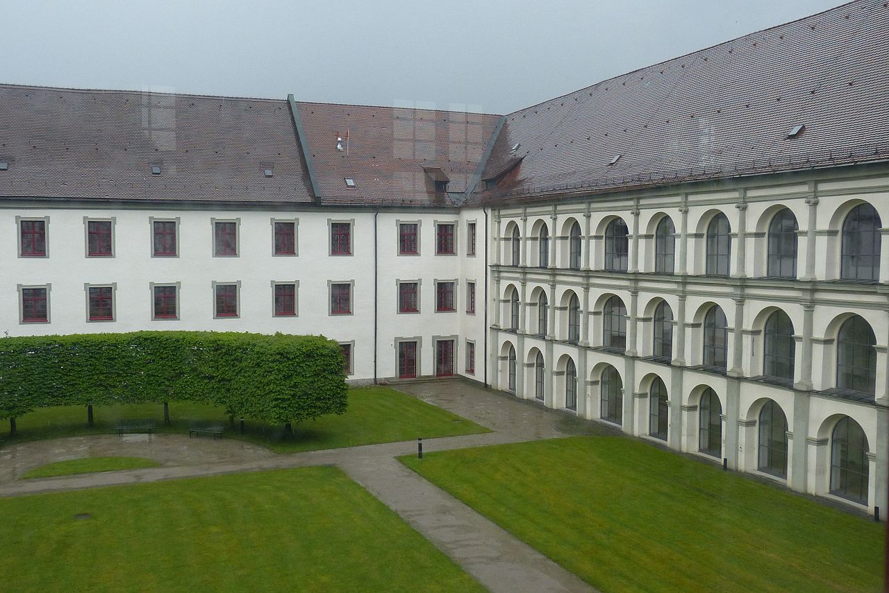 Fürstäbtliche_Residenz_in_Kempten,_Innenhof.jpg
