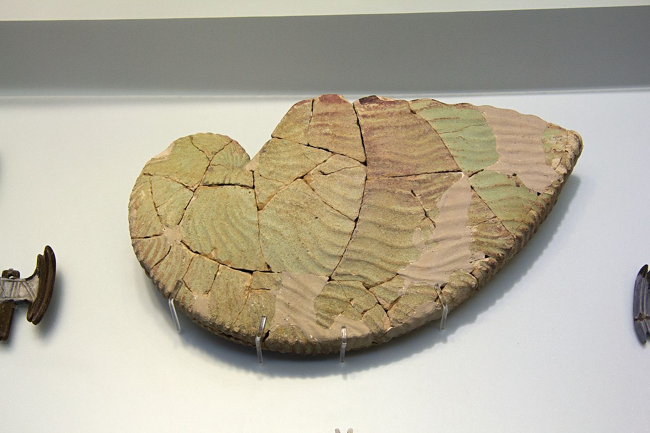 Faience_nautilus-shaped_vessel,_Zakros,_1500-1450_BC,_AMH,_145203.jpg