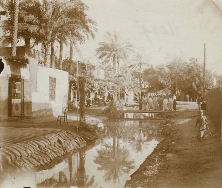 Femmes_au_bord_du_canal_d'irrigation_-_El-Merg_-_Médiathèque_de_.jpg