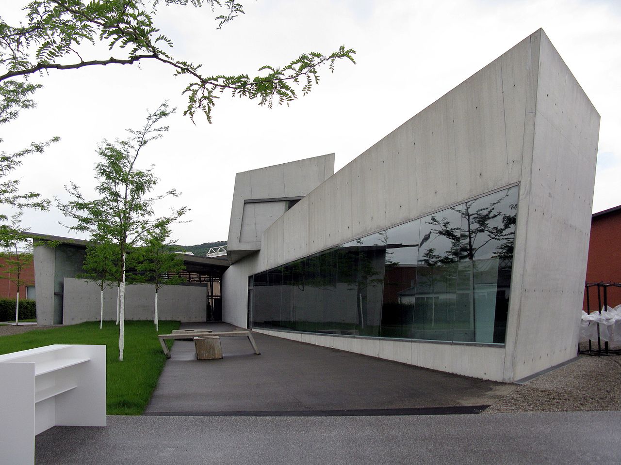 Feuerwehrhaus_von_Zaha_Hadid_bei_Vitra_in_Weil_am_Rhein_an_der_Álvaro-Siza-Promenade_2.jpg