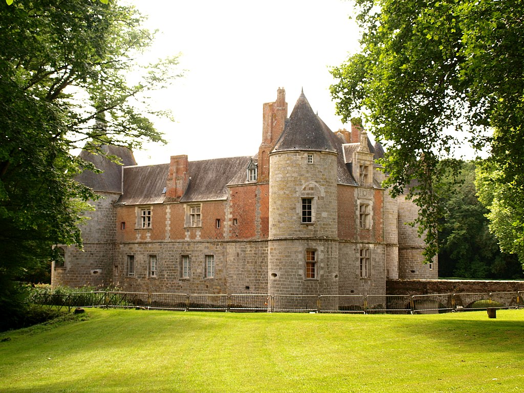 Fleurigny-FR-89-château-a2.jpg