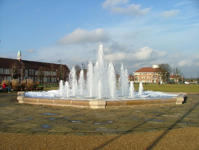 Fountain_in_Broadway_Gardens._-_geograph.org.uk_-_106319.jpg