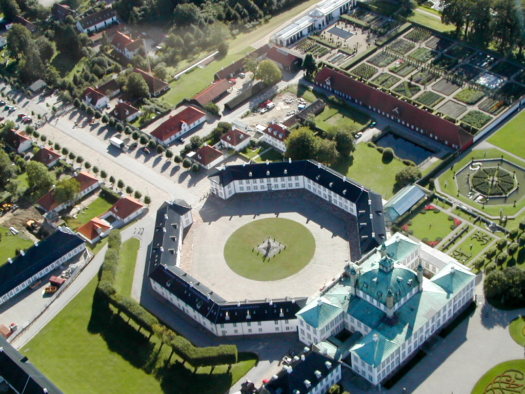 Fredensborg_Palace_aerial.jpg