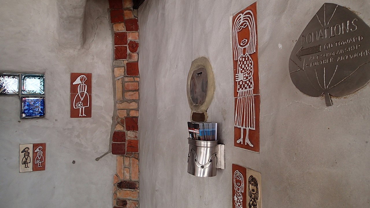 Friedensreich_Hundertwasser's_public_toilets_in_Kawakawa_3.jpg