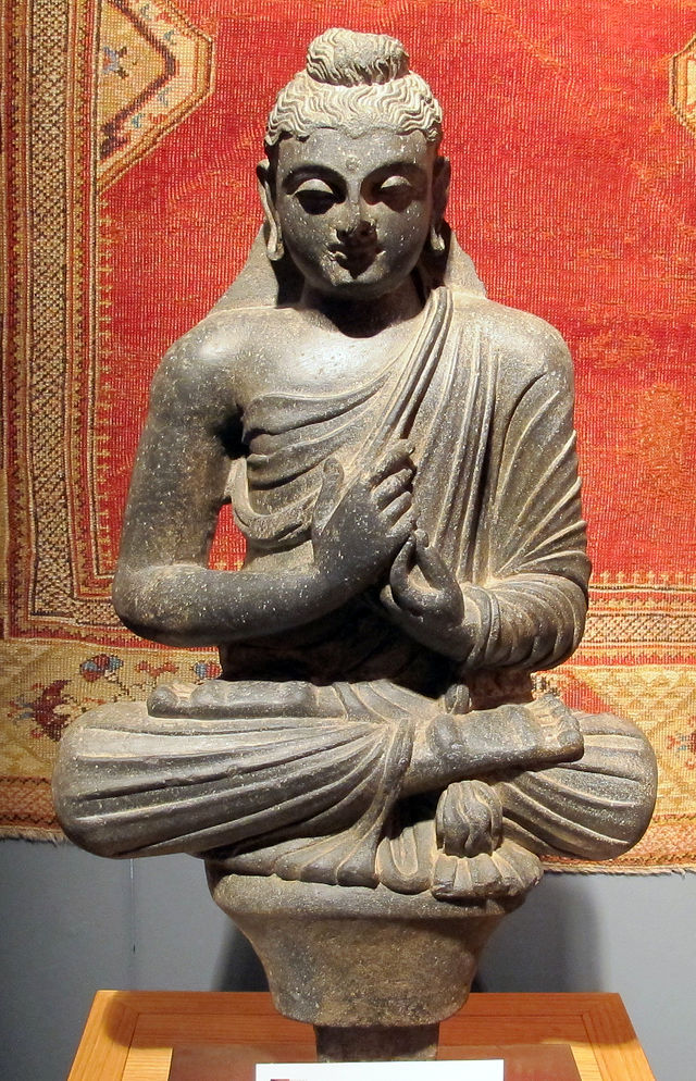 Gandhara,_buddha_seduto_in_scisto_grigio,_37x10x66_cm,_II-III_sec._dc..JPG