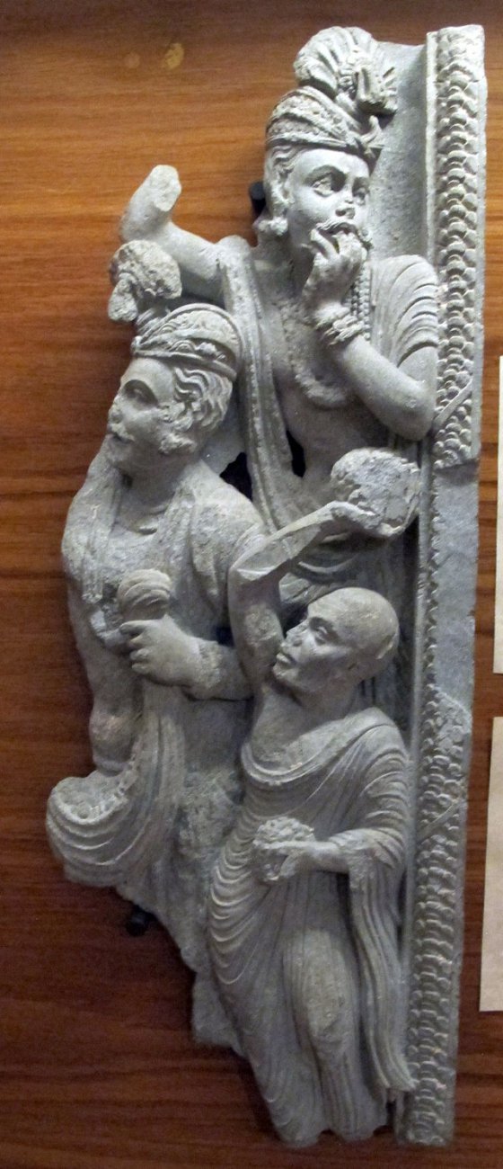 Gandhara,_frammento_di_scena_con_omaggio_a_buddha,_01.JPG