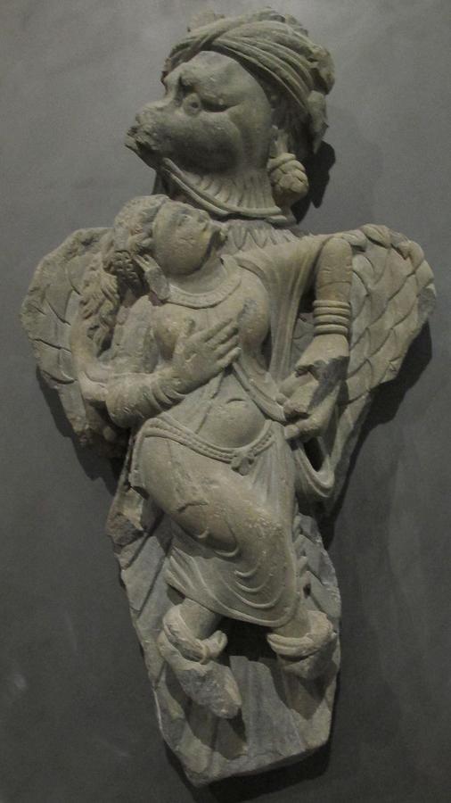 Gandhara,_garuda_adduce_la_regina_kakati,_periodo_kushan_200-400.JPG
