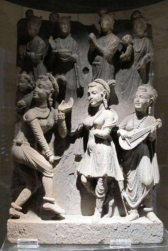 Gandhara,_rilievo_con_suonatrice_di_liuto_e_danzatori,_ii-iv_sec.JPG
