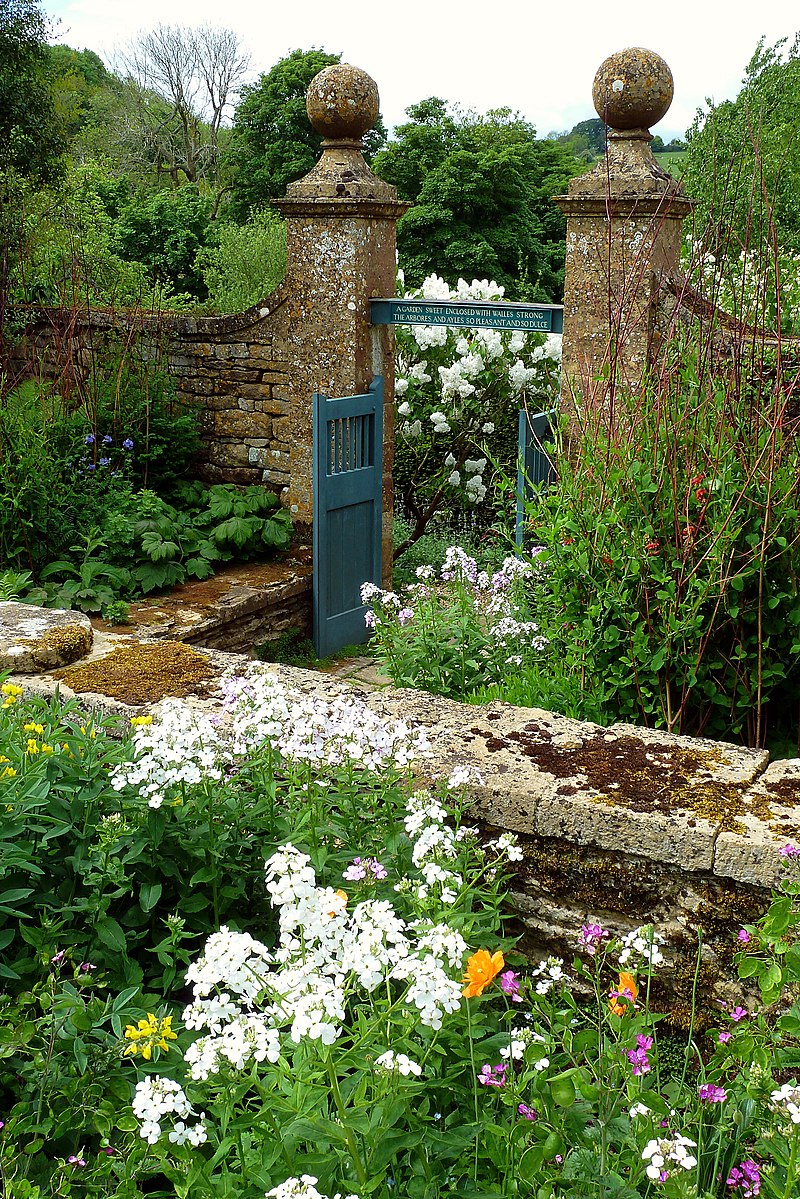 Garden_at_Snowshill_Manor.jpg