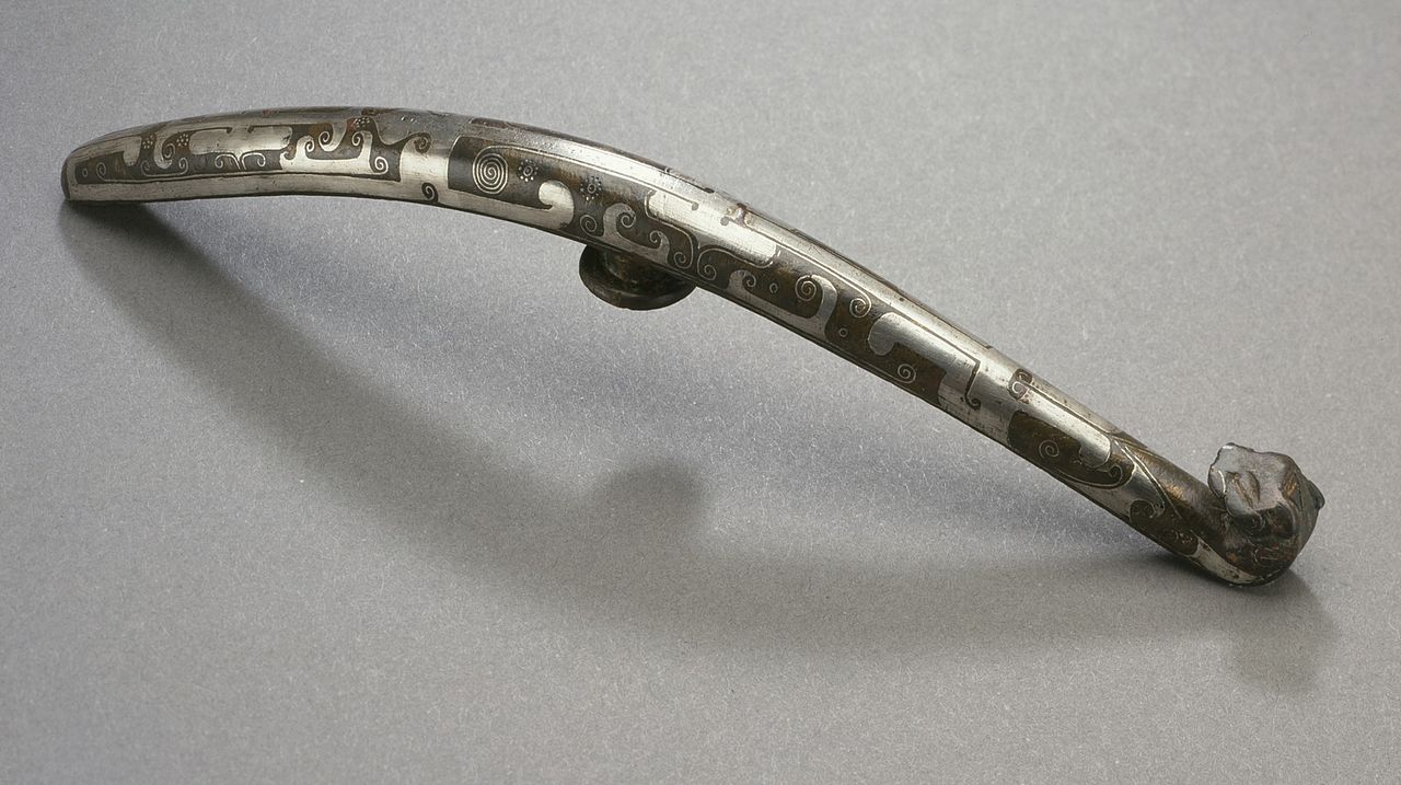 Garment_Hook_(Daigou)_with_Spirals_and_Feline_Head_LACMA_AC1998.251.62.jpg