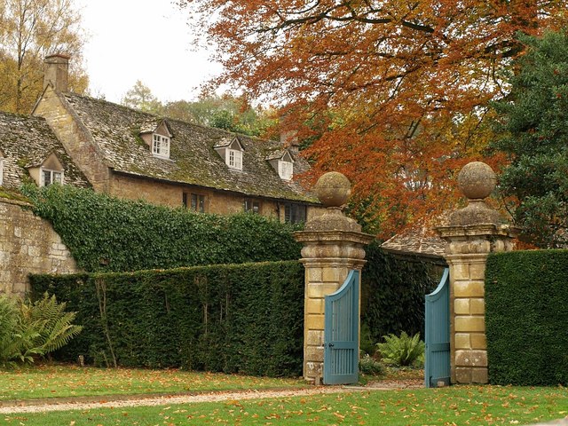Gateposts,_Snowshill_Manor_-_geograph.org.uk_-_1567307.jpg