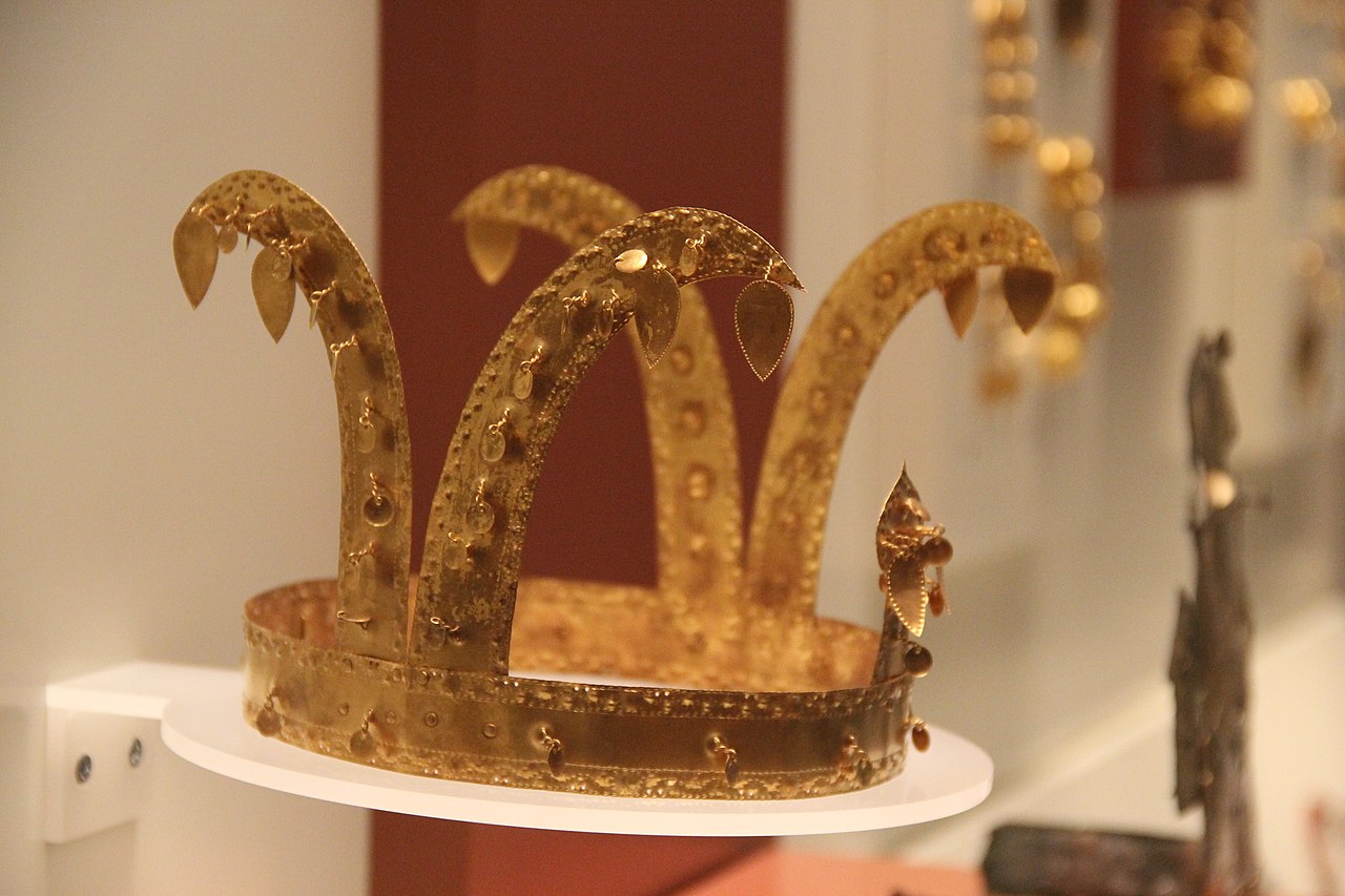 Gaya_Confederacy_Gilt_Bronze_Crown_01b.jpg