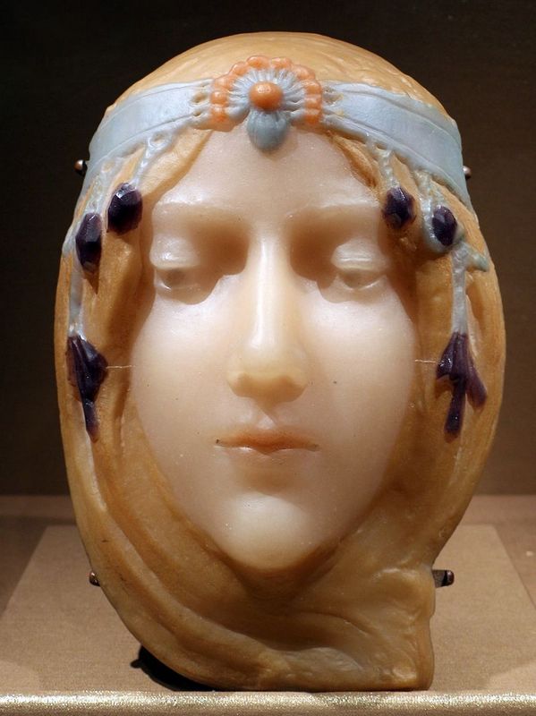 Georges_despret,_maschera_di_cléo_de_mérode_(bionda),_1907_caп,_pasta_di_vetro.jpg