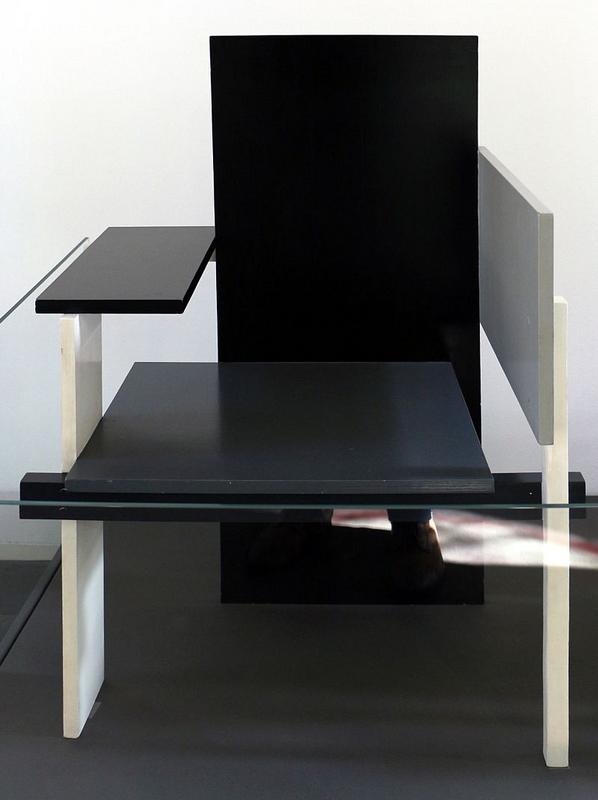 Gerrit_rietveld_(_1923_(design,_realizzata_1980)_03.JPG