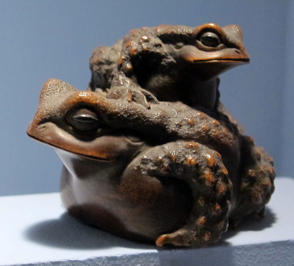 Giappone,_periodo_edo,_netsuke_a_forma_di_due_rane,_XVIII-XIX_sec.JPG