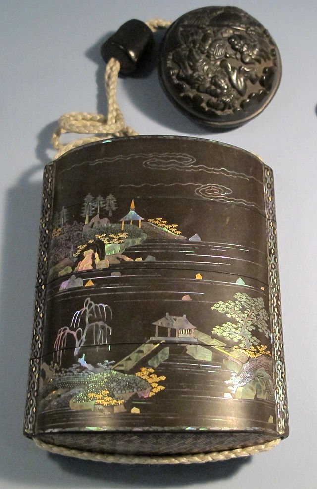 Giappone,_periodo_edo,_portamedicine_laccato_inrou,_XVIII_sec_03.JPG