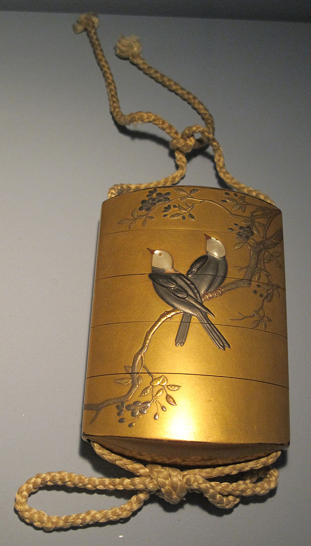 Giappone,_periodo_edo,_portamedicine_laccato_inrou,_XVIII_sec_05.JPG