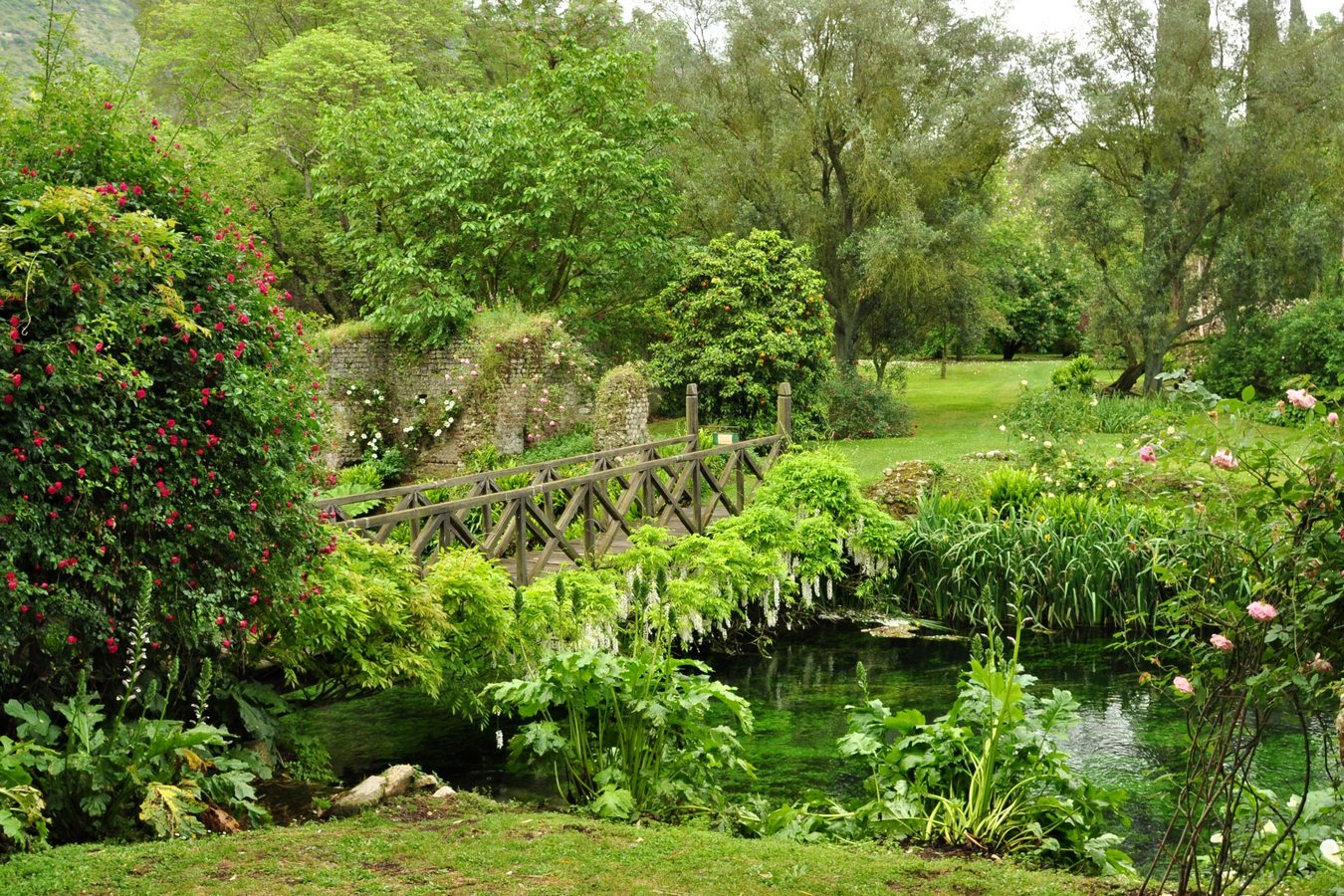 Giardino di Ninfa (Doganella) Italy 1535075657(www.brodyagaп.com).jpg