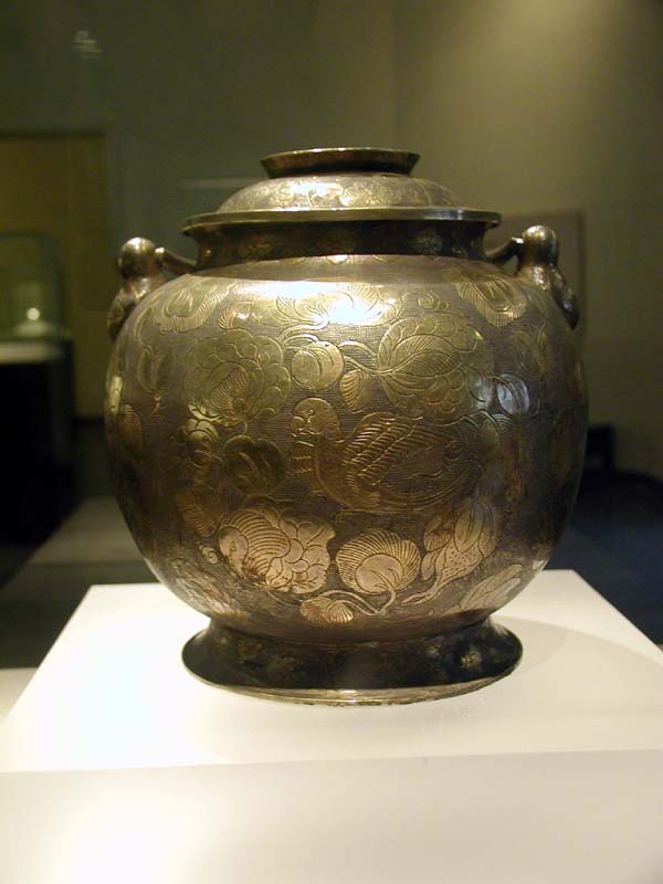 Gilt_silver_bottle_with_a_handle_and_parrot_patterns.jpg