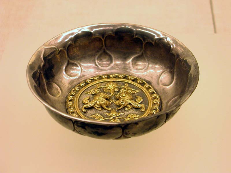 Gilt_silver_bowl_with_two_lion_pattern.jpg
