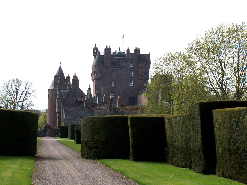 Glamis_Castle_Scotland.jpg