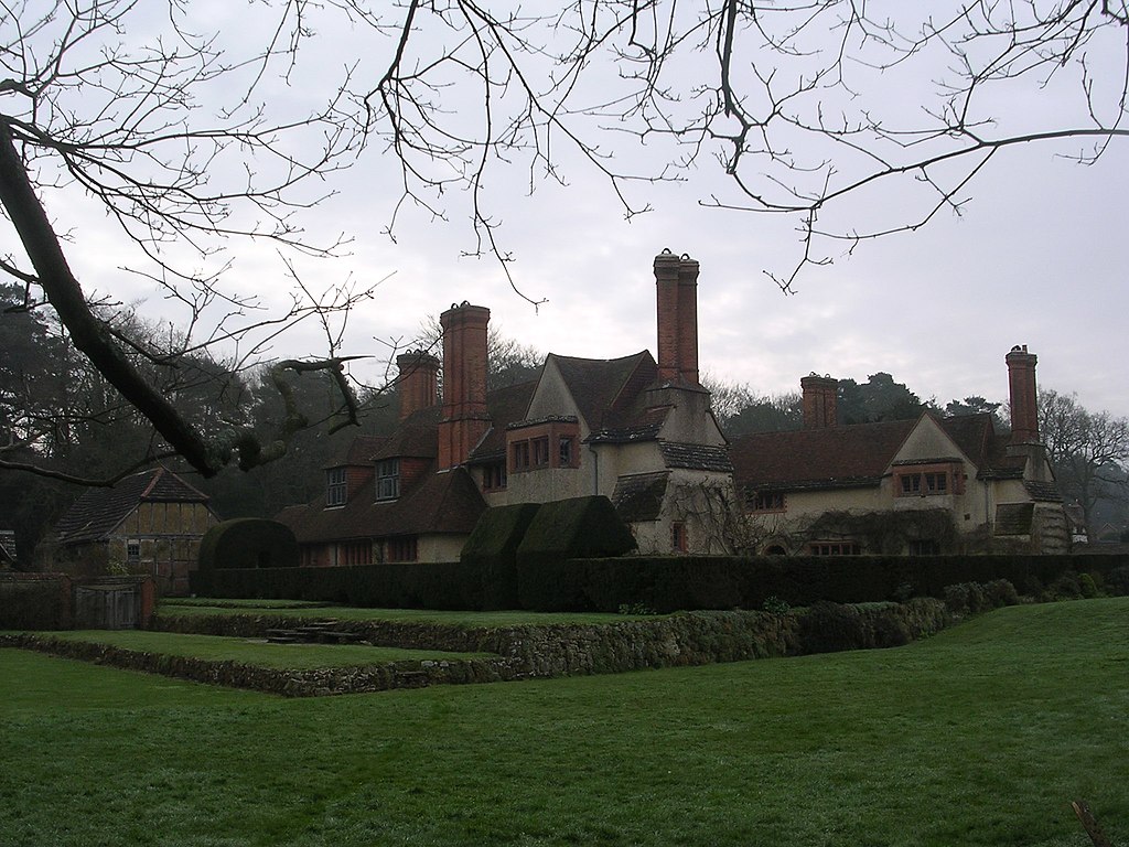 Goddards,_Abinger_Common,_Surrey-1472352199.jpg