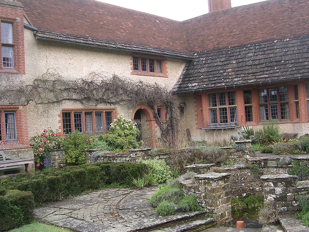 Goddards,_Abinger_Common,_Surrey,_courtyard-1472354655.jpg