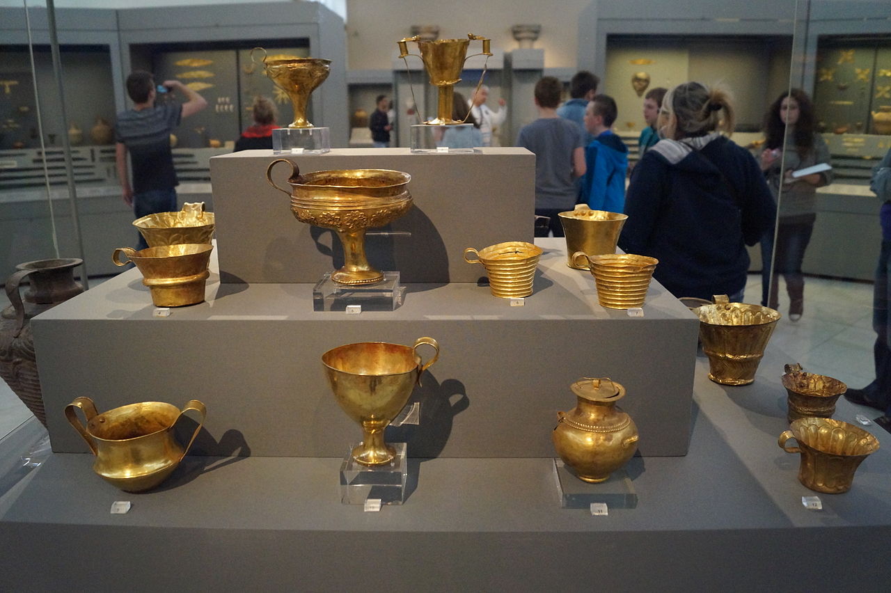 Gold_cups_from_Grave_IV_and_V_(Grave_Circle_A).JPG