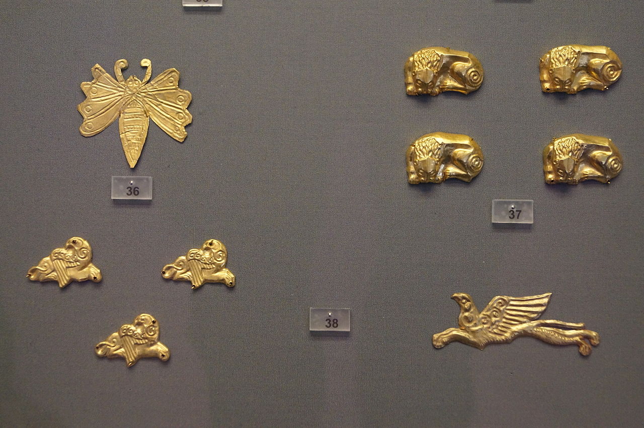 Gold_Objects_from_Grave_III_(Grave_Circle_A)_4.JPG
