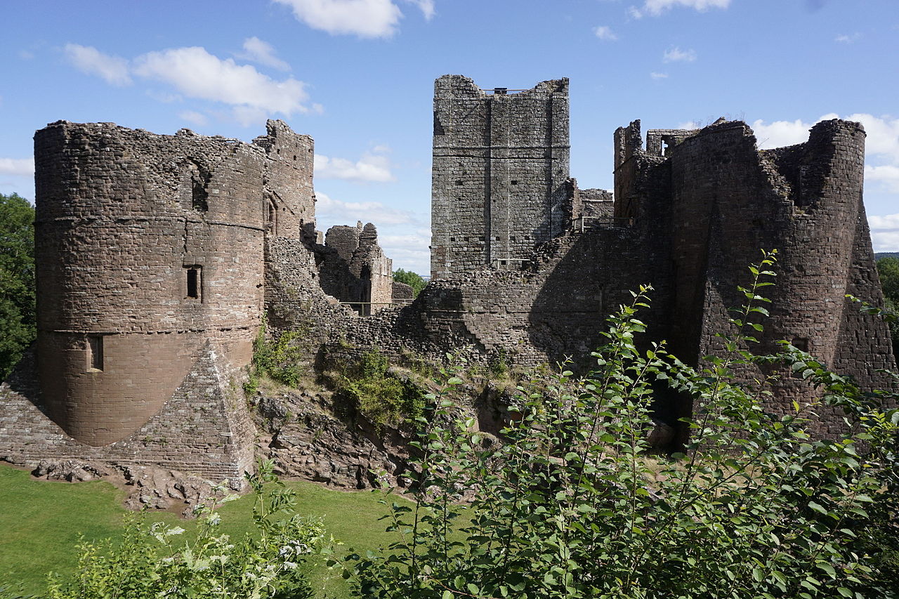 Goodrich_Castle,_Goodrich.JPG