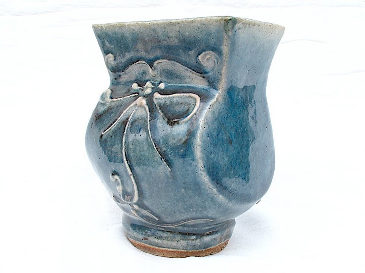 Gosu_(cobalt)_vase_with_slip-trailing_decoration_by_Kawai_Kanjiro.JPG