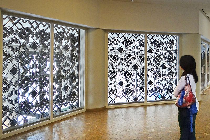 Grilles_de_l'entresol,_Palais_de_la_Porte_Paris_.jpg
