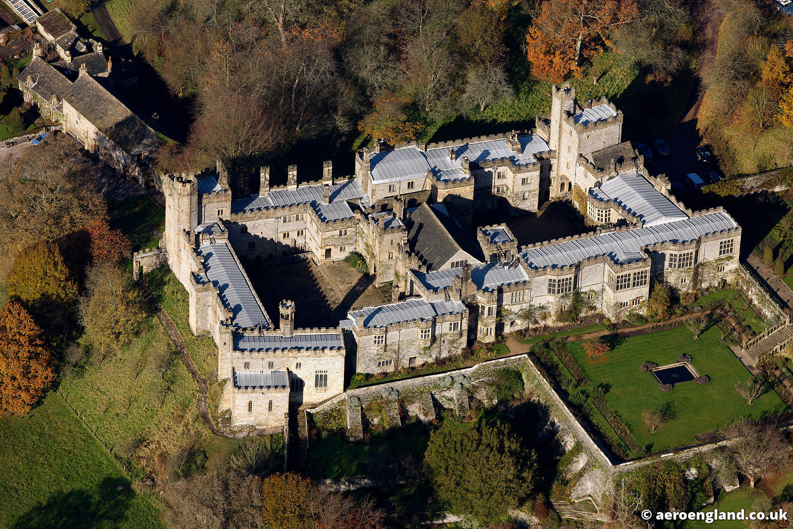 HaddonHallDerbyshire-cb49199_uxga.jpg