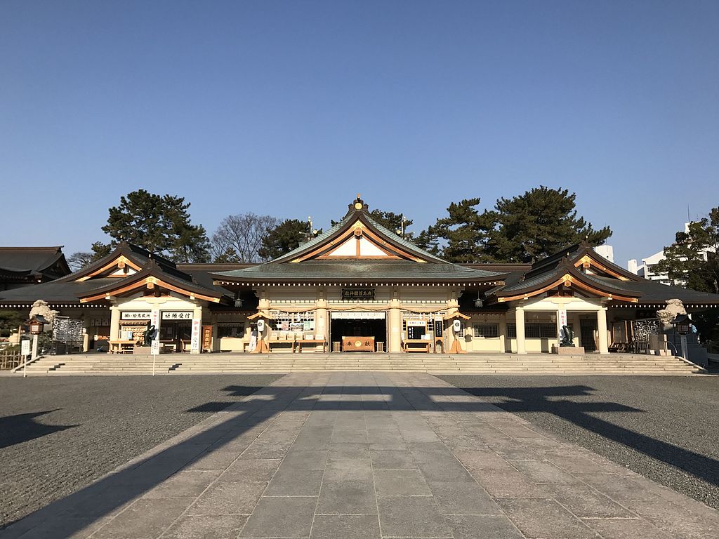 Haiden_of_Hiroshima_Gokoku_Shrine.jpg