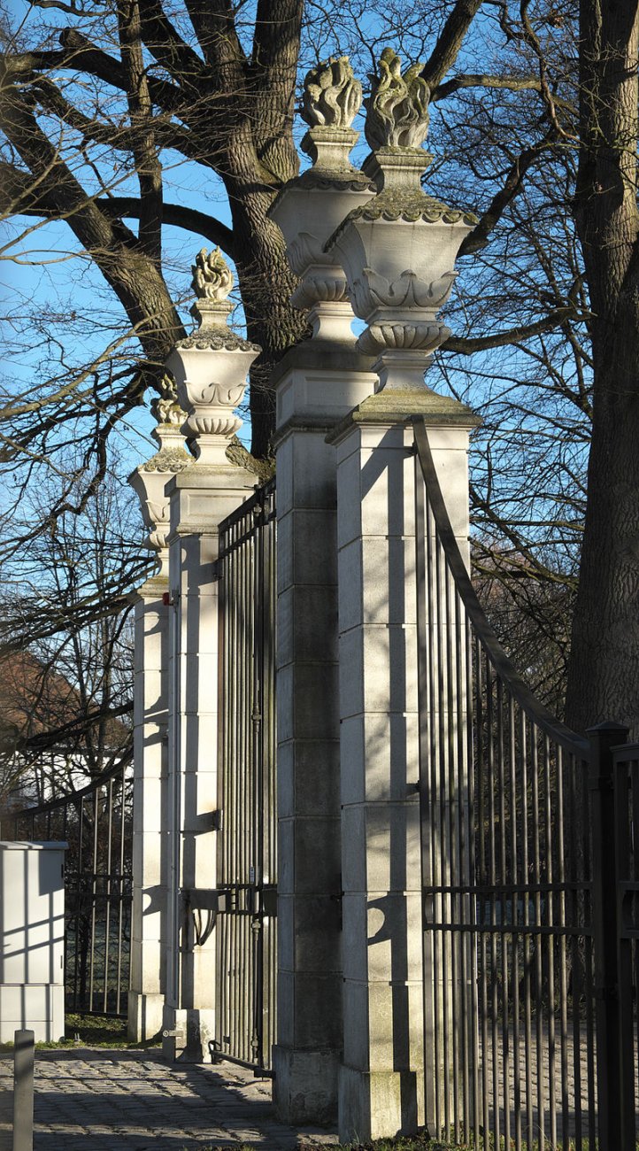 Haimhausen_Schloss_Tor_081.jpg