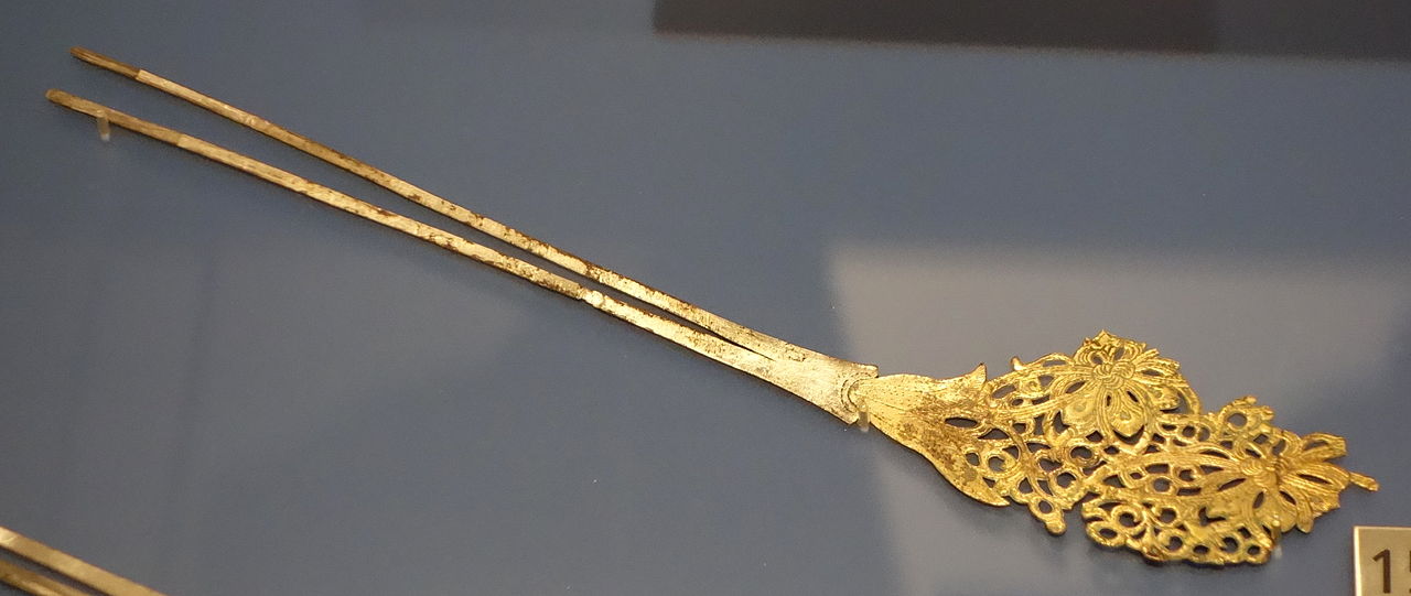 Hairpin,_China,_Tang_dynasty,_618-907,_silver,_gilt_-_Royal_Ontario_Museum_-_DSC04137.JPG