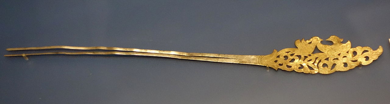 Hairpin,_China,_Tang_dynasty,_618-907,_silver,_gilt_-_Royal_Ontario_Museum_-_DSC04143.JPG