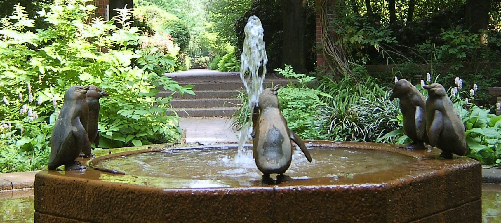 Hamburg-Stadtpark-Pinguinbrunnen-August_Gaul.jpg