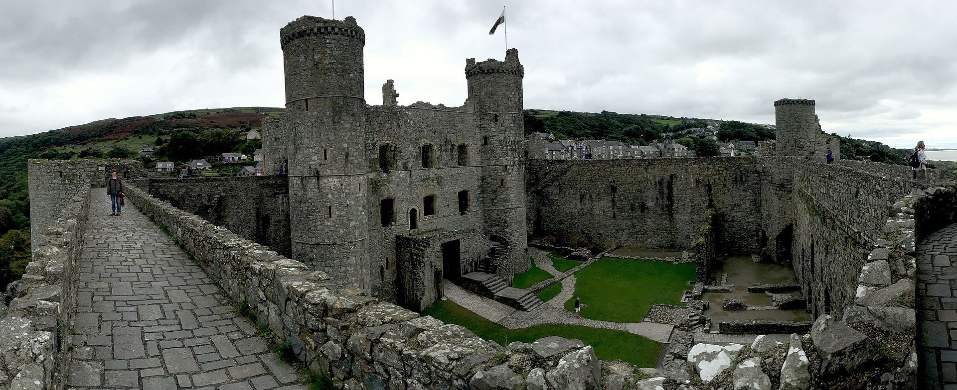 Harlech_Castle_Panorama.jpg