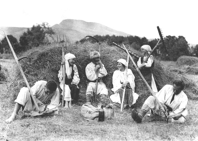 Harvest_time_in_Romania,_1920.jpg
