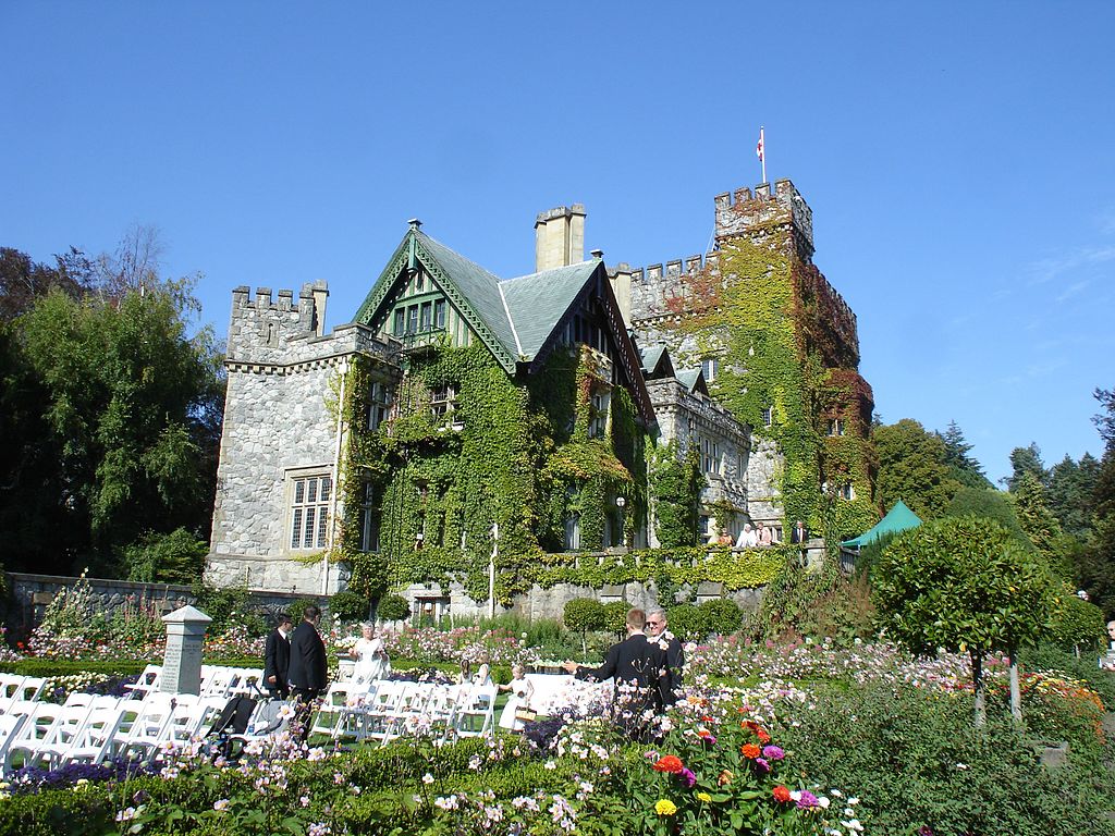Hatley_Castle_-_panoramio_(1).jpg