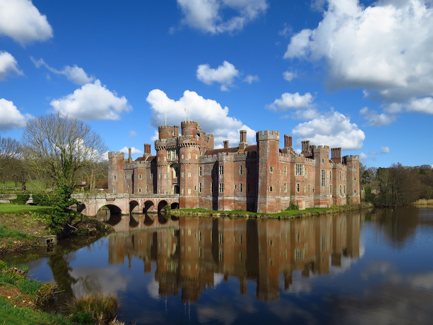 Herstmonceux_Castle_with_moat.jpg