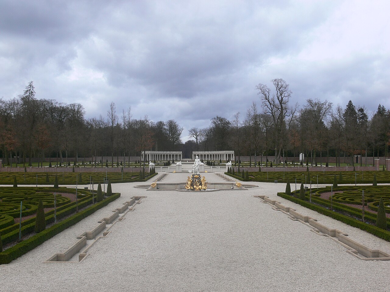 Het_Loo_Palace_-_gardens_main_pathway.JPG