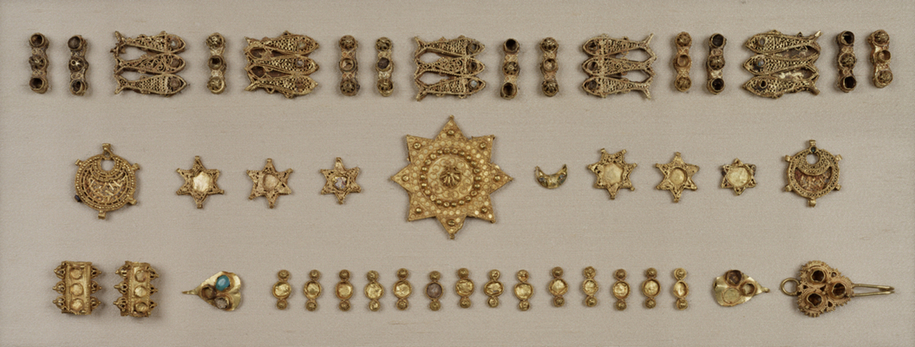 Hispano-Moresque_-_Gold_Jewelry_Elements_-_Walters_571а596_-_Group.jpg