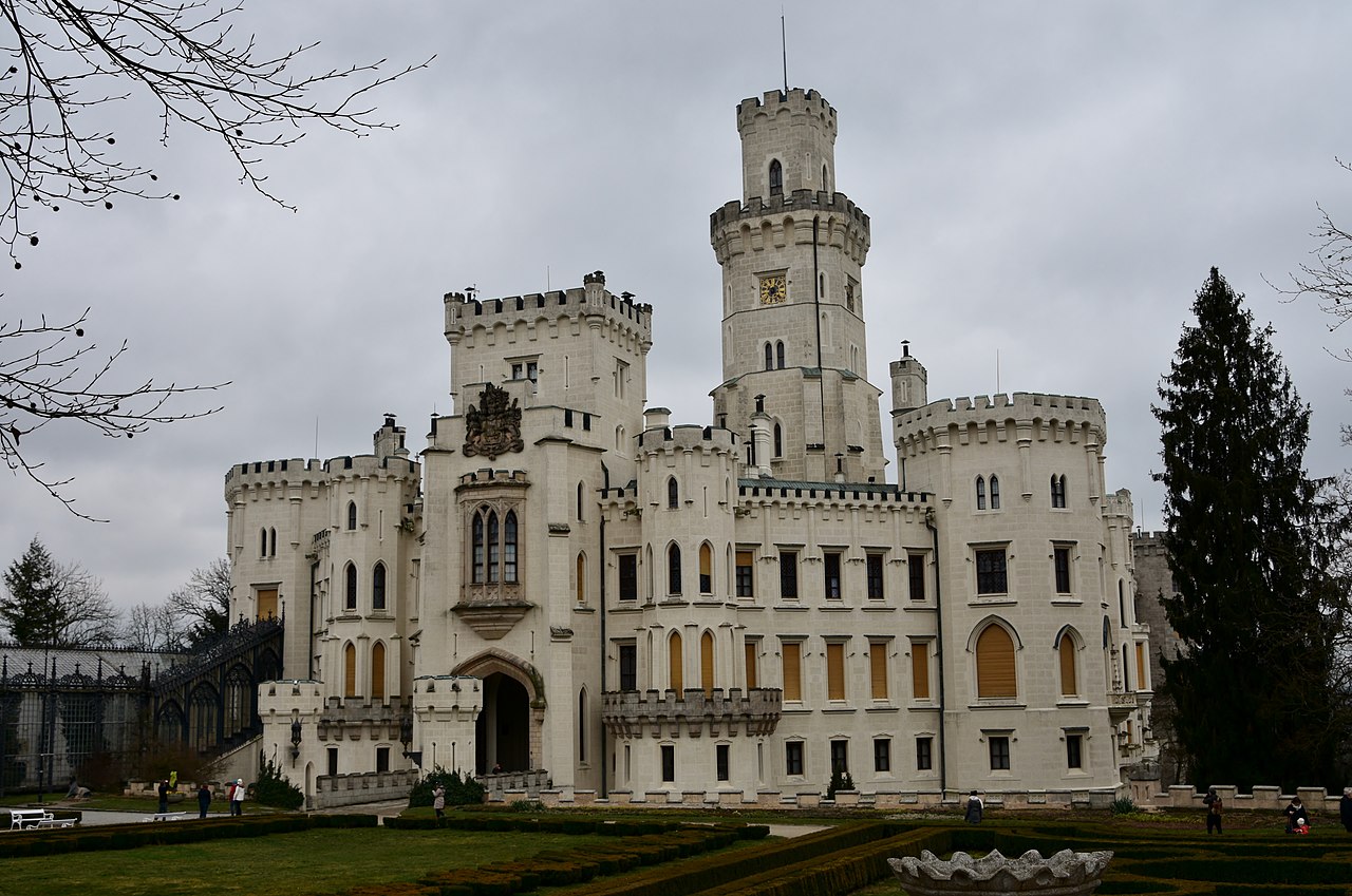Hluboka_Castle,_founded_in_second_.jpg