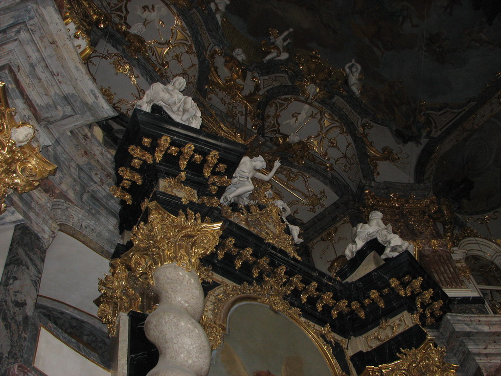 Hofkirche_Wuerzburg_Colonnes.jpg