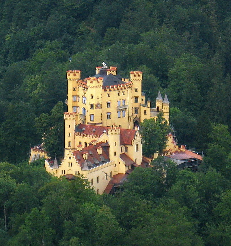 Hohenschwangau_von_Neuschwanstein.jpg